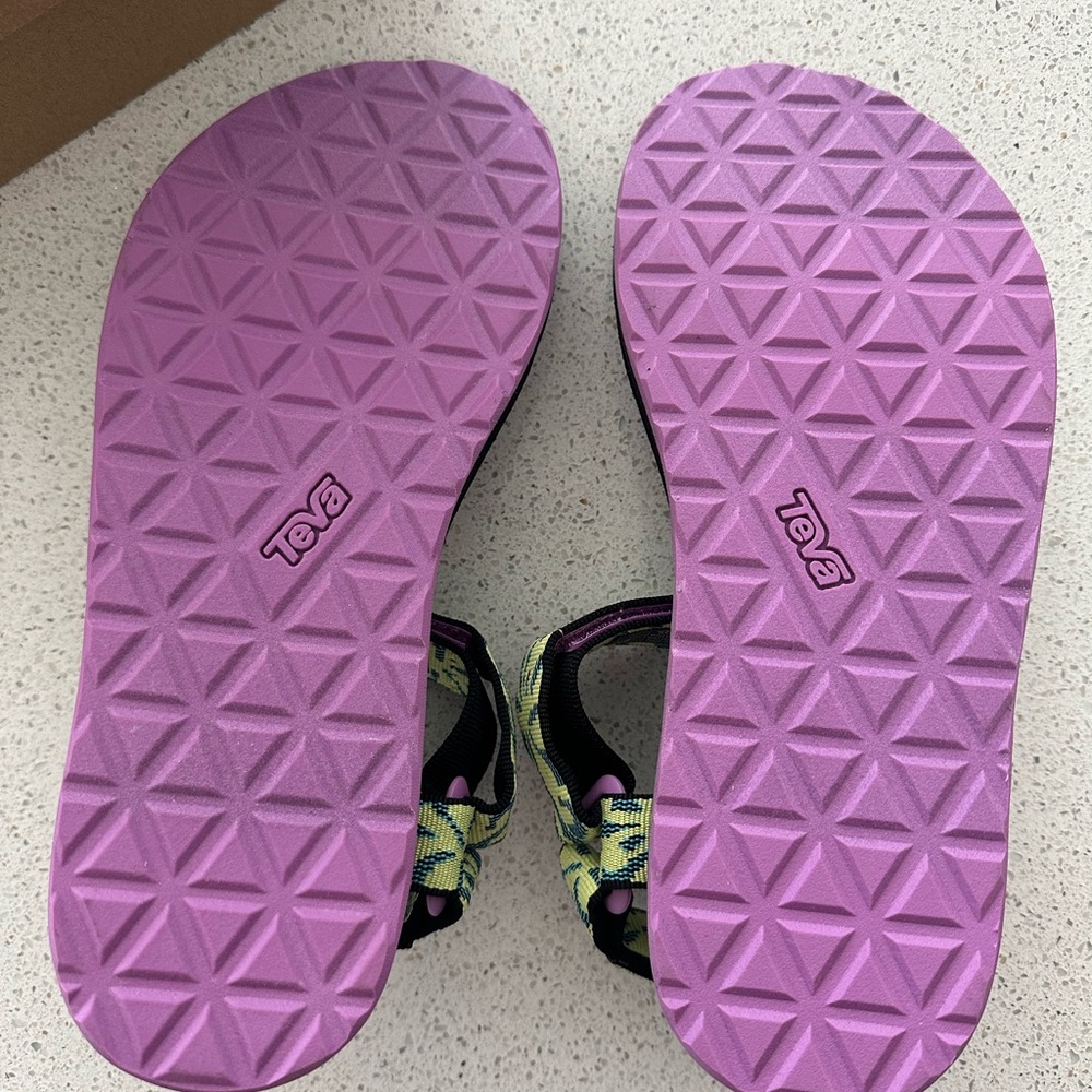Teva Black Sandals w/ Green Leaf Design. Woman’s size 7. New in box. - Picture 5 of 6
